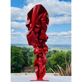 Sculpture rouge sur pied